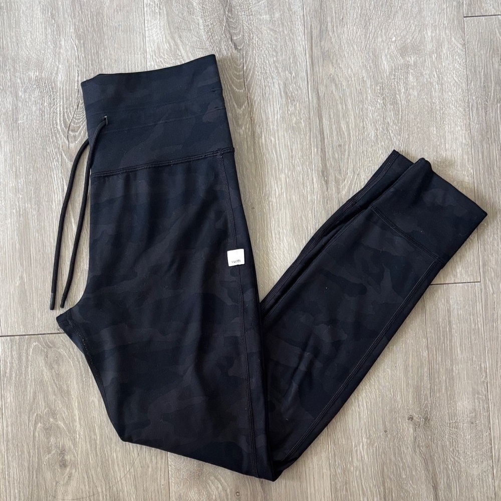 vuori daily leggings - black camo